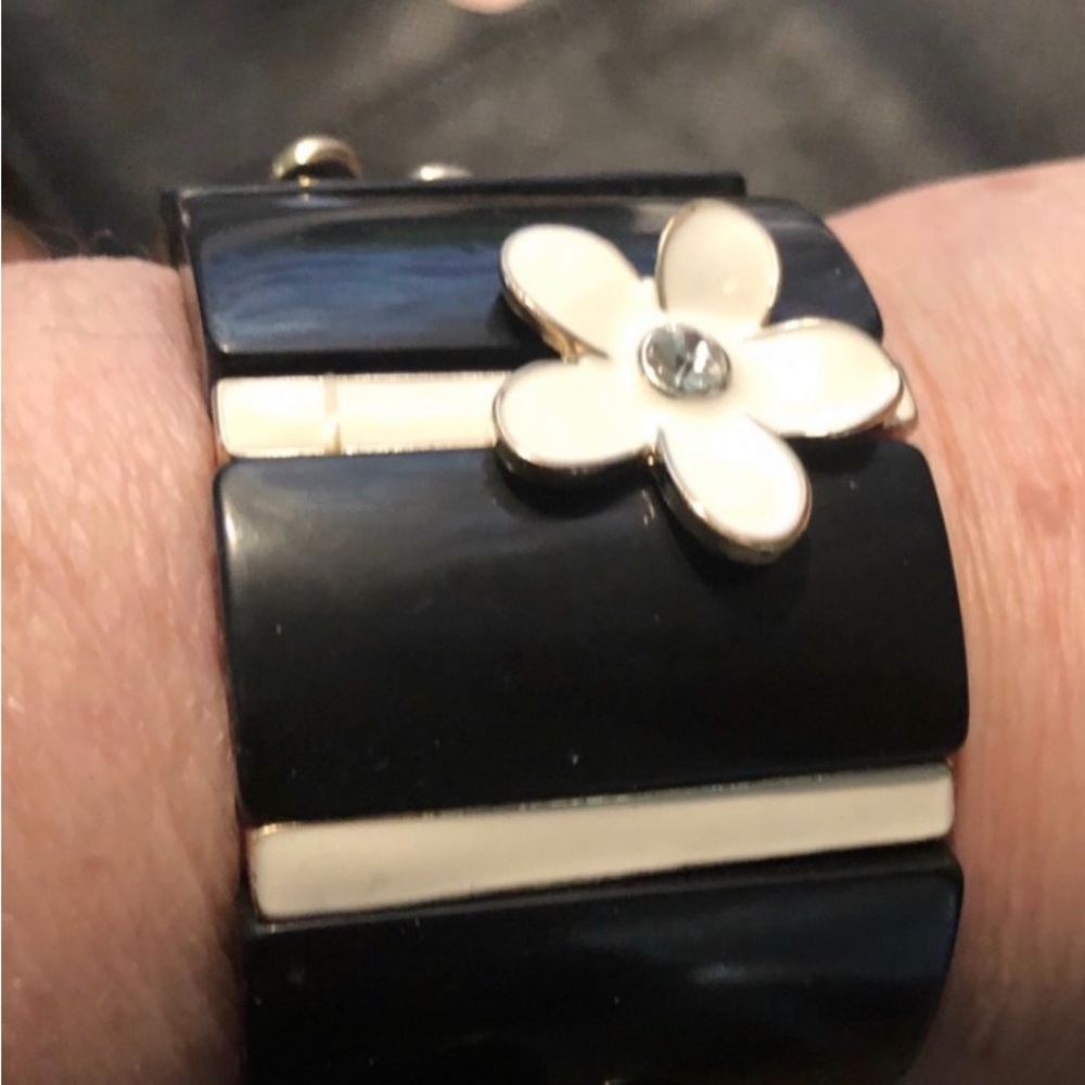 Black and white daisy embellished stretch bracelet. Wear a garden on your wrist.